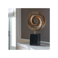 Sculpture métallique décorative pour salon ou bureau, avec détails faits à la main et style haut de gamme.