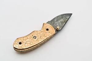 Cuchillo Plegable de Acero de Damasco con Mango de Latón Grabado, Funda para Transporte Vertical, Cuchillo de Bolsillo EDC para Caza y Camping, Punta de Gota, Compatible con OEM - Product Image 2