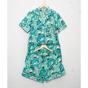 Ensemble de pyjama pour femme en coton biologique pur, respirant, doux, élégant et luxueux, col en V, taille haute, imprimé Ikat, manches courtes, cordon de serrage - Product Image 1