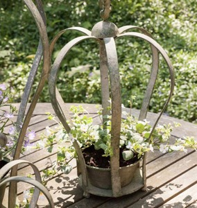Jardinière en métal galvanisé en forme de couronne, décorative et rustique, pour l'arrangement de fleurs artificielles et la présentation en jardin - Product Image 3