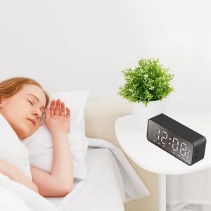 Réveil numérique intelligent sans fil V5.0 avec radio FM, miroir LED et haut-parleur - Product Image 4