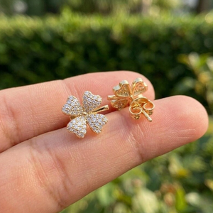 Exclusivos Pendientes de Diamantes Naturales de 0.50 CTW con Diseño de Trébol, Amuleto de la Suerte en Oro con Diamantes Pavé y Diseño Floral - Product Image 2