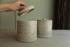 Ensemble de bocaux de rangement minimalistes pour cuisine avec couvercle en bois et fente pour cuillère – Organisateur de comptoir peu encombrant – Solution élégante pour garde-manger - Product Image 5