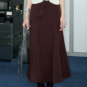 Nouvelle jupe midi plissée unie en sergé pour femme 2026, style bureau, bordeaux, fabrication vietnamienne - Product Image 1
