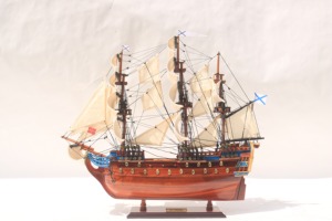 Maqueta de Barco de Guerra de la Plantaación de San Pavel Hecha a Mano - Réplica a Escala del Histórico Buque de Guerra Imperial Ruso para Decoración de Hogar u Oficina - Product Image 2