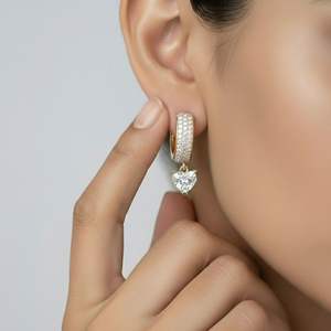 Boucles d'oreilles pendantes Huggie pavées de diamants ronds et en forme de cœur de 1,50 carat avec accents sertis à griffes - Product Image 6