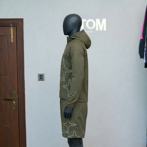 Ensemble coupe-vent deux pièces sur mesure fabriqué en usine 2026 avec veste courte en polyester et coton pour garçon OEM - Product Image 2