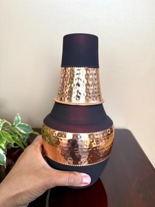Bouteille d'eau en cuivre au design chinois, finition martelée et accents noirs, décoration d'intérieur - Product Image 2