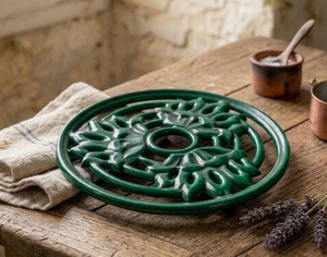 Waldgrüner, fertiggestellter Metall-Blumen-Tischuntersetzer, dekoratives Küchenzubehör, direkt ab Werk zum Großhandelspreis. - Product Image 1