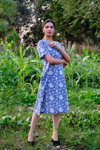 Vestido Maxi Casual de Mujer, Hecho a Mano, de Primera Calidad, con Estampado Floral Azul, Cuello en V, Manga Corta, Corte en A, con Bolsillos, a Precio de Mayoreo - Product Image 5