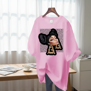 เสื้อยืดลำลองผู้หญิง OEM รุ่นใหม่ประจำฤดูร้อนปี 2026 ผ้าฝ้าย 100% ระบายอากาศได้ดี สไตล์ยุโรป แขนสั้น พิมพ์ลายภาพบุคคล ทรงหลวม - Product Image 1