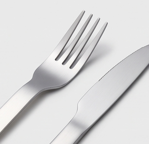 Juego de cubiertos de viaje minimalista de acero inoxidable con estuche de plástico verde, cubiertos reutilizables para picnics y camping. - Product Image 2
