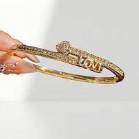 Bracelet tendance en acier inoxydable avec motif cœur pavé de cristaux, style minimaliste, cadeau idéal
