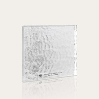 Sculptures d'intérieur sur mesure en verre gravé à l'acide, façonnées au four, texturées, sablées et teintées pour salles de bain, hôtels et escaliers
