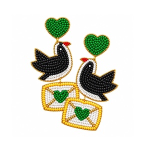 Meilleures Créations : Boucles d'oreilles clous brodées d'oiseaux noirs et blancs pour femmes, Nouveaux Cœurs Verts Tendance, Bijoux Enveloppe Dorés Perlés - Product Image 1