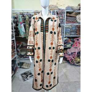 เสื้อแจ็คเก็ตวาร์ซิตี้กำมะหยี่ยาวลายซูซานีแบบวินเทจจาก SR Exports ผลิตจากวัสดุรักษ์โลก ตกแต่งด้วยลายดอกไม้ทำมือ สไตล์โบฮีเมียน สำหรับผู้หญิง เหมาะสำหรับฤดูหนาว - Product Image 1