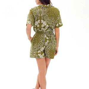 Shorts modernos para mujer con textura suave y ajuste perfecto, ideales para viajes, ejercicio y aventuras de verano. - Product Image 2