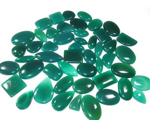 พลอยออนิกซ์สีเขียวเกรดพรีเมียมแบบขายส่ง รูปทรงคาโบชอง ชิ้นเดียวในโลก ผลิตจากเมืองชัยปุระ งานฝีมือธรรมชาติ ตัดโดยช่างฝีมือ สำหรับทำเครื่องประดับขายส่ง - Product Image 3
