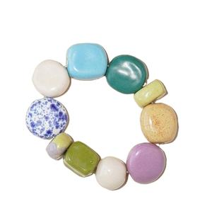 Bracelet tendance en perles de résine multicolores, forme ronde, bijoux faits à la main, bracelet extensible brillant, mode audacieuse - Product Image 3