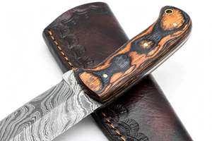 Cuchillo de exterior hecho a mano con acero de Damasco, mango de madera bicolor y funda de cuero estampado. - Product Image 6