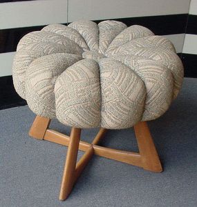Banc ottoman en bois minimaliste de luxe avec revêtement en tissu pour la chambre à coucher et la zone de dressing - Product Image 4