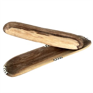Plateau en bois long et élégant pour desserts et produits de boulangerie, idéal pour la présentation de snacks en café et l'utilisation sur table, provenant d'Inde. - Product Image 5