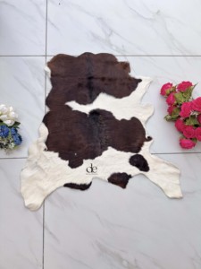 Alfombras de Cuero Vacuno de Primera Calidad, Alfombras Marrones y Blancas para Sala de Estar, Decoración Boho Escandinava, 100% Cuero Vacuno Natural - Product Image 1