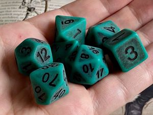 Ensemble de 7 dés de jeu D&D en corne de buffle, faits à la main, écologiques, modernes, de haute qualité, taille précise, design vert, 10 faces - Product Image 1