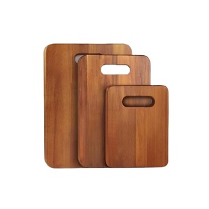 Ensemble de 3 planches à découper en bois naturel de forme carrée, couteaux de cuisine et accessoires - Product Image 1