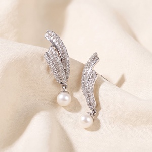 Pendientes de Oro Blanco Sólido de 14K con Diamantes Baguette y Perlas de Agua Dulce al por Mayor, Joyas Memoria - Product Image 6
