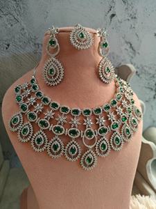 Conjunto de Joyería AD con Collar de Gargantilla de Diamantes Americanos con Acabado Plateado y Pendientes Tikka, Conjunto de Gargantilla AD, Joyería Nupcial India de Bollywood - Product Image 4