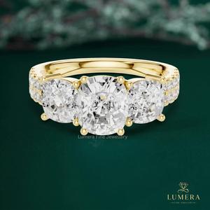 Bague de fiançailles en or rose avec diamant de laboratoire rond brillant, bague de mariage à trois pierres, accent de pierres graduées, bande unie - Product Image 2