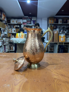 Jarra de agua de cobre hecha a mano con asa de latón: Decoración de cocina india - Product Image 2