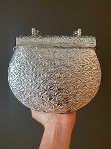 กระเป๋าคลัทช์ทองเหลืองโบราณสไตล์อินเดีย งานแฮนด์เมดสำหรับผู้หญิง พร้อมราคาที่เหมาะสมจาก UO ในอินเดีย - Product Image 2