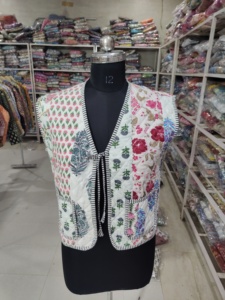 Chaleco Acolchado Floral de Algodón para Mujer, Cuello en V, Bordado, Sin Mangas, Ropa de Primavera, REGALO PARA ELLA - Product Image 1