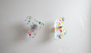 Poignée de meuble moderne et artistique en résine givrée, abstraite et irrégulière, colorée, pour tiroir ou armoire - Product Image 5