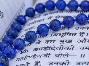 Collar Mala de 108 cuentas de Lapislázuli con cuentas Guru de plata alemana, anudado, para meditación, yoga y oración, unisex, fabricado por Sigma Exports - Product Image 3