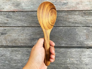 Cuillère en bois ergonomique artisanale de conception coréenne REHMAN CRAFT avec grain riche, capacité de 10 ml, vaisselle écologique - Product Image 5