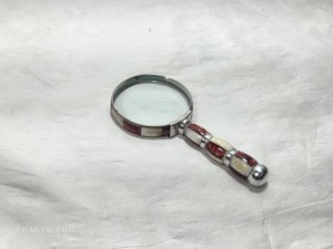 Loupe de lecture de luxe en laiton faite à la main avec manche en os incrusté rouge et blanc, loupe décorative de bureau vintage - Product Image 1