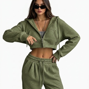Ensemble de survêtement décontracté deux pièces pour femme : sweat à capuche court zippé personnalisé et pantalon à taille élastique avec poches latérales – OEM - Product Image 1