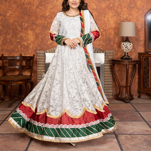 Ensemble 3 pièces brodé intégral style traditionnel, motif floral fantaisie, travail Gotta, comprenant une longue robe, un pantalon et un dupatta, pour adultes et jeunes filles - Product Image 1
