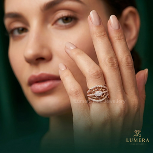 Anillo de diamantes con diseño de racimo ovalado único, con engaste central elevado, galería abierta de vástago cruzado con pavé en capas y banda ancha - Product Image 4