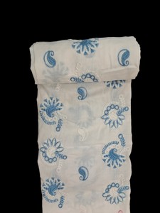 Tela de Algodón Blanco Bordada con Paisley Azul y Hilo Bicolor, Material Ligero para Vestidos - Product Image 4