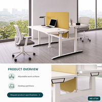 Bureau de travail moderne électrique réglable en hauteur pour deux personnes, en bois, rectangulaire, avec dessus blanc et panneau de confidentialité jaune en forme de T