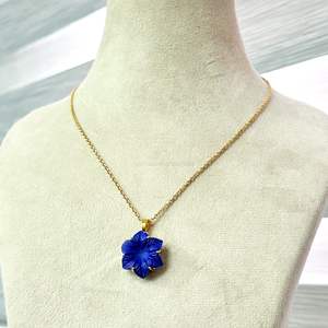 Colgante de flor de lapislázuli AAA tallado a mano, collar de flor de cristal para mujer, colgante de piedra preciosa, joyería hecha a mano - Product Image 2