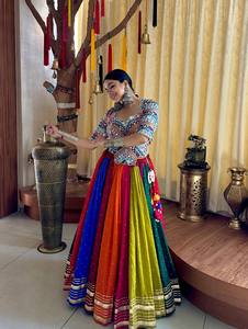 Lehenga de Algodón Muselina Pesado Completamente Cosido hasta el Suelo, Choli con Encaje Lampi de 8 Líneas y Trabajo de Espejos, Dupatta con Encaje de Monedas y Trabajo de Espejos Auténtico - Product Image 5