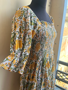 Robe longue décontractée bohème à imprimé floral en coton avec encolure carrée brodée et smockée - Product Image 2