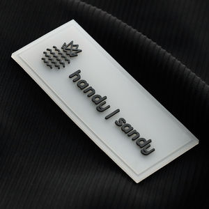 Étiquette en caoutchouc PVC imprimée en 3D personnalisée avec logo en silicone gaufré léger pour vêtements - Product Image 5