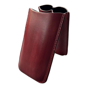 Étui à cigares compact en cuir avec coupe-cigares intégré et compartiment de rangement, idéal pour les voyageurs d'affaires et les collectionneurs - Product Image 4