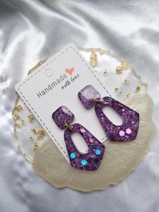 Boucles d'oreilles en résine en forme de cœur avec paillettes faites à la main, motif galaxie violette, bijoux tendance, cadeau pour la Saint-Valentin - Product Image 5